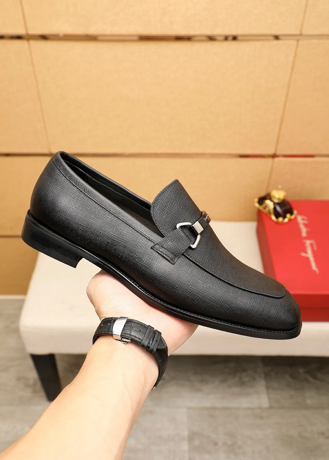 Men's shoes💰460💰 Product trademark: Ferragamo "Ferragamo" casual leather shoes Regular size: 38-44 (45🉑️customized) Product materials: Selected imported first-layer cross-grain cowhide leather upper + luxury hardware buckle, imported water-dyed cowhide leather lining. Strong three-dimensional visual effect, original outsole color: 1⃣️color optional